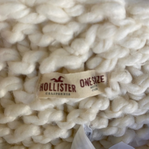 Cream infinity scarf. Hollister soft acrylic. Perfect condition - Picture 6 of 6